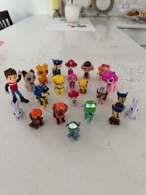 PAW Patrol Mini Figure Set - Mixed Colors 22 pc